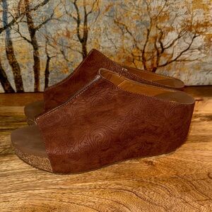 NWOT Volitile Brown Embossed western/boho platform  Sandals size 10